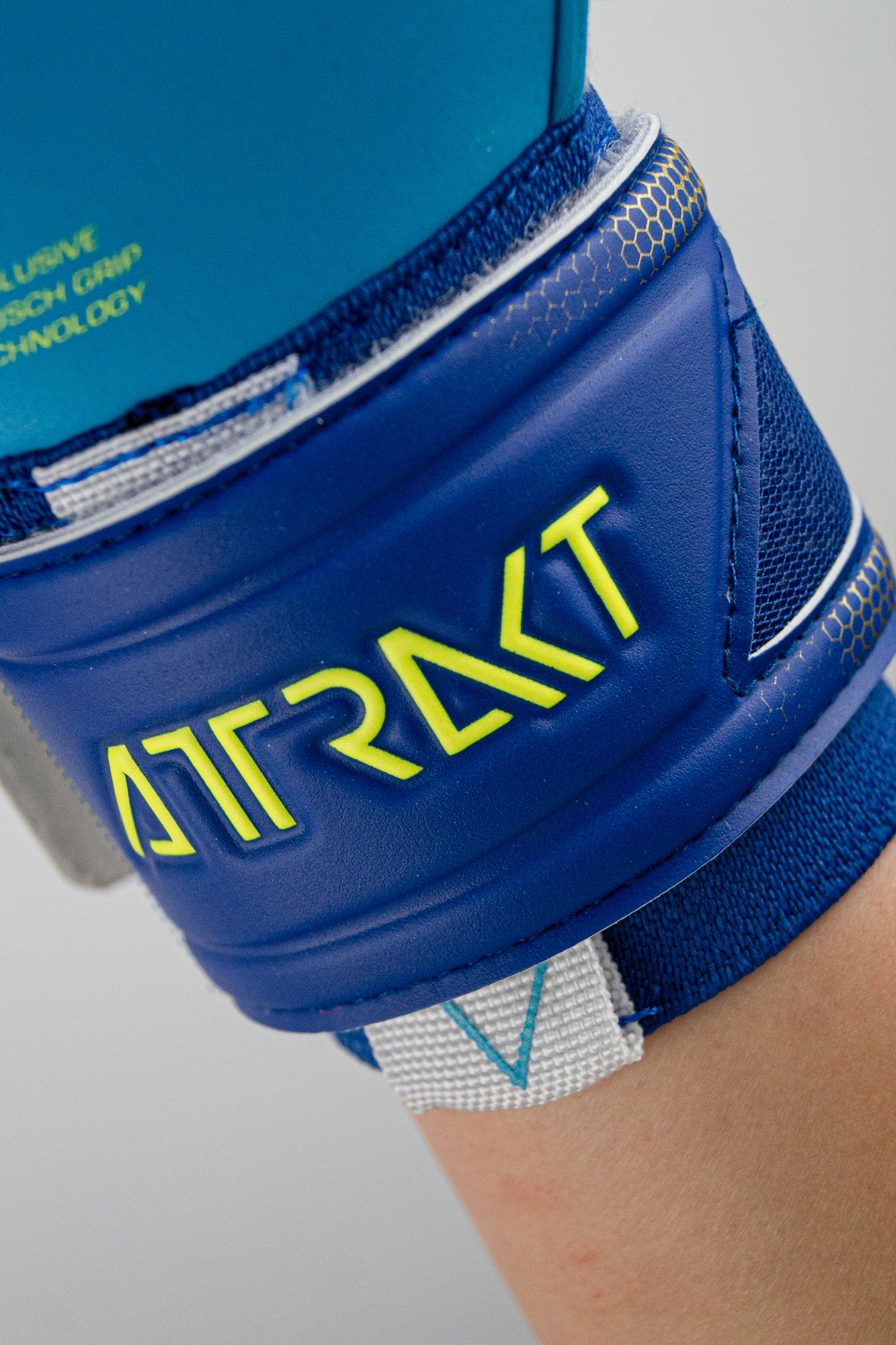 reusch attrakt aqua windproof