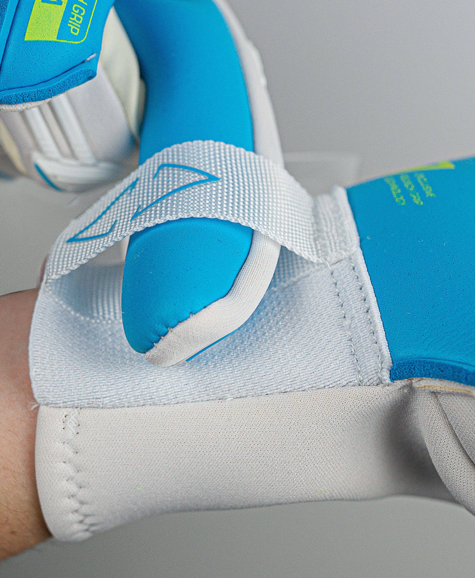 reusch attrakt aqua windproof