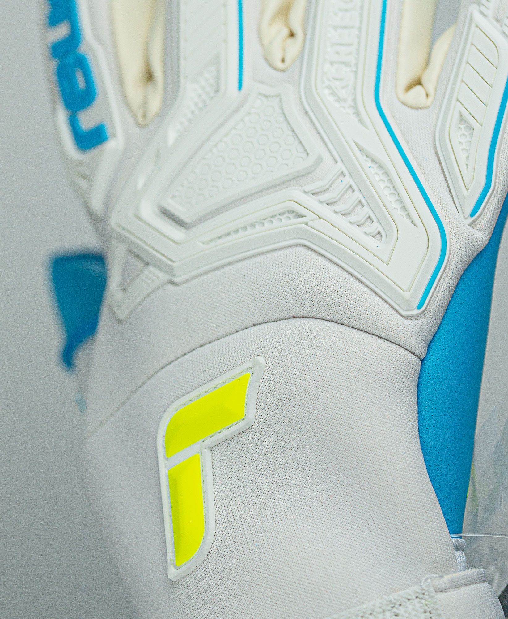 reusch attrakt aqua windproof