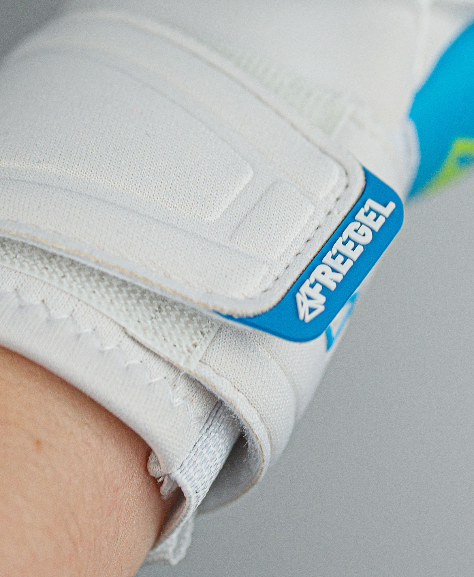 reusch attrakt aqua windproof