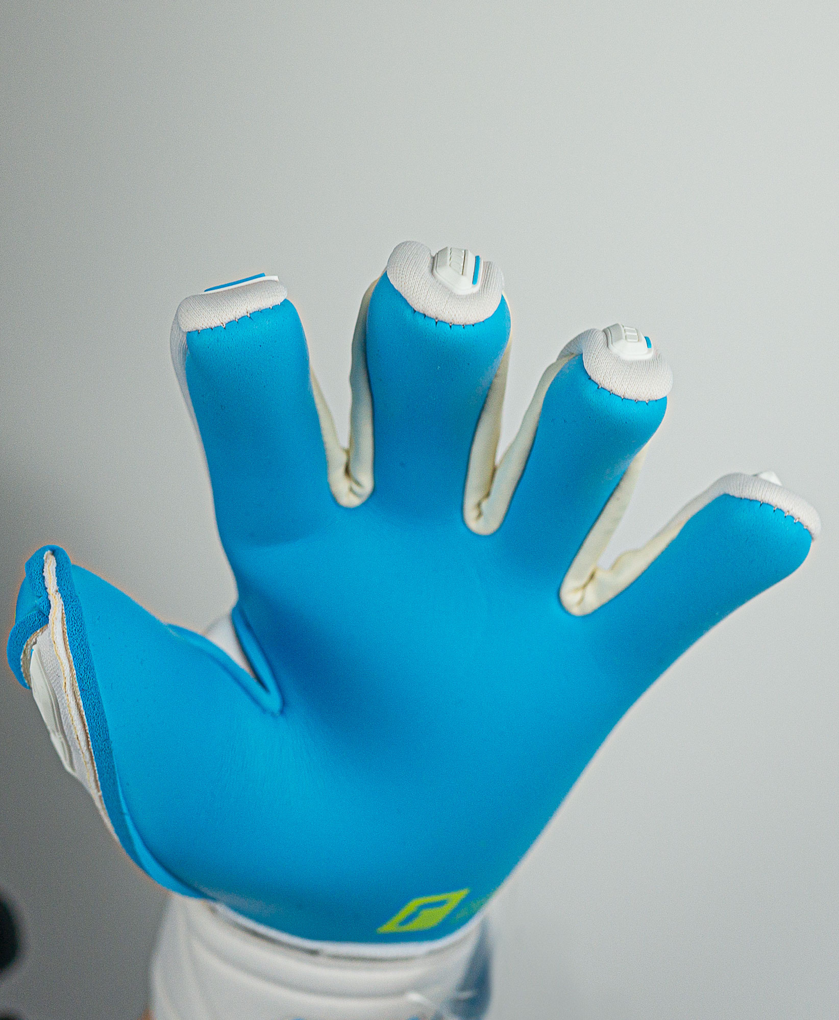 reusch attrakt aqua windproof