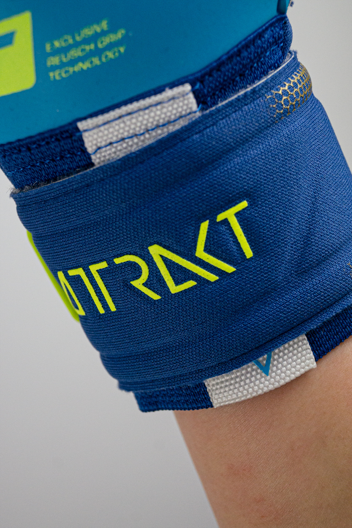 reusch attrakt aqua windproof