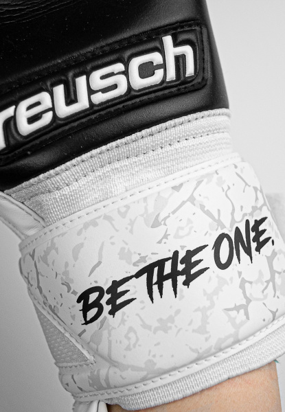 Reusch  5260745 1101 white black 2.jpg