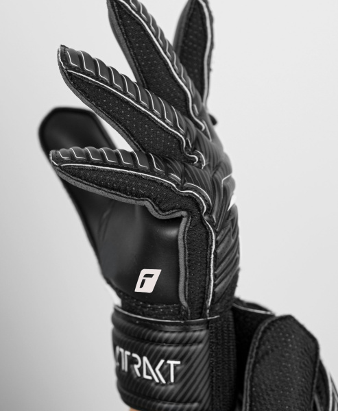 Reusch Attrakt Solid Junior 5272515 7700 black 3.j
