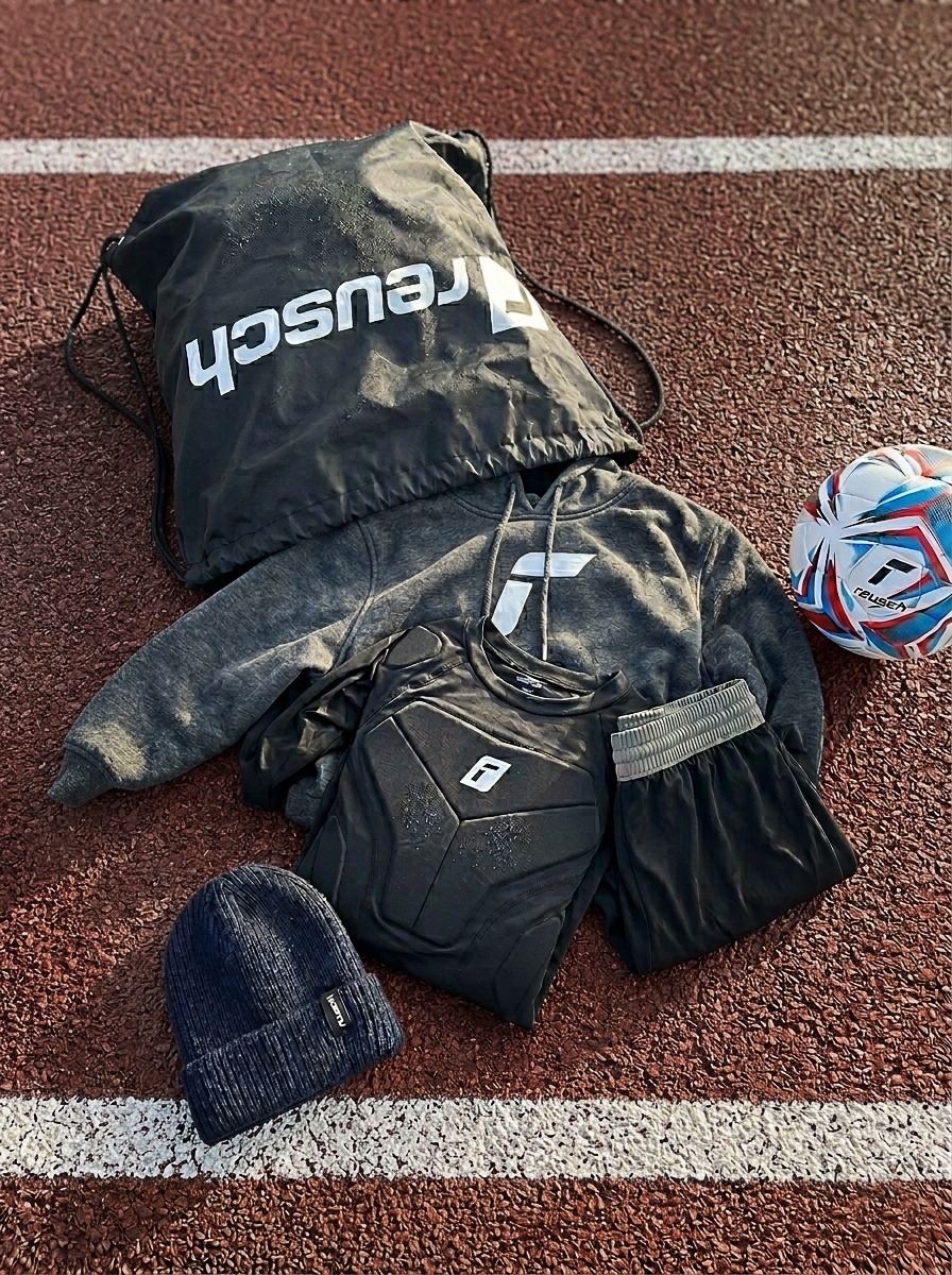 Zwei Erwachsene spazieren durch verschneite Winterlandschaft mit Reusch Handschuhen.