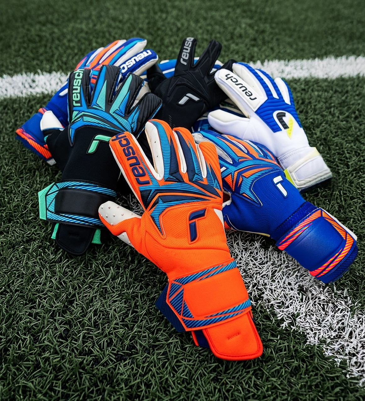 Person zieht atmungsaktive schwarze Reusch-Handschuhe beim Outdoor-Sport an