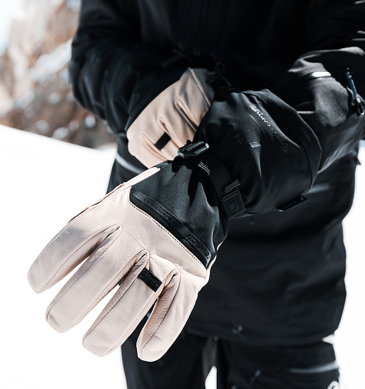 Frau mit Handschuhen